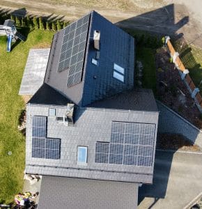 Fotowoltaika, Pompy Ciepła, Klimatyzacja, Magazyny Energii | JK Team Prąd z Natury 8 Panele fotowoltaiczne w domku jednorodzinnym w widoku z lotu ptaka