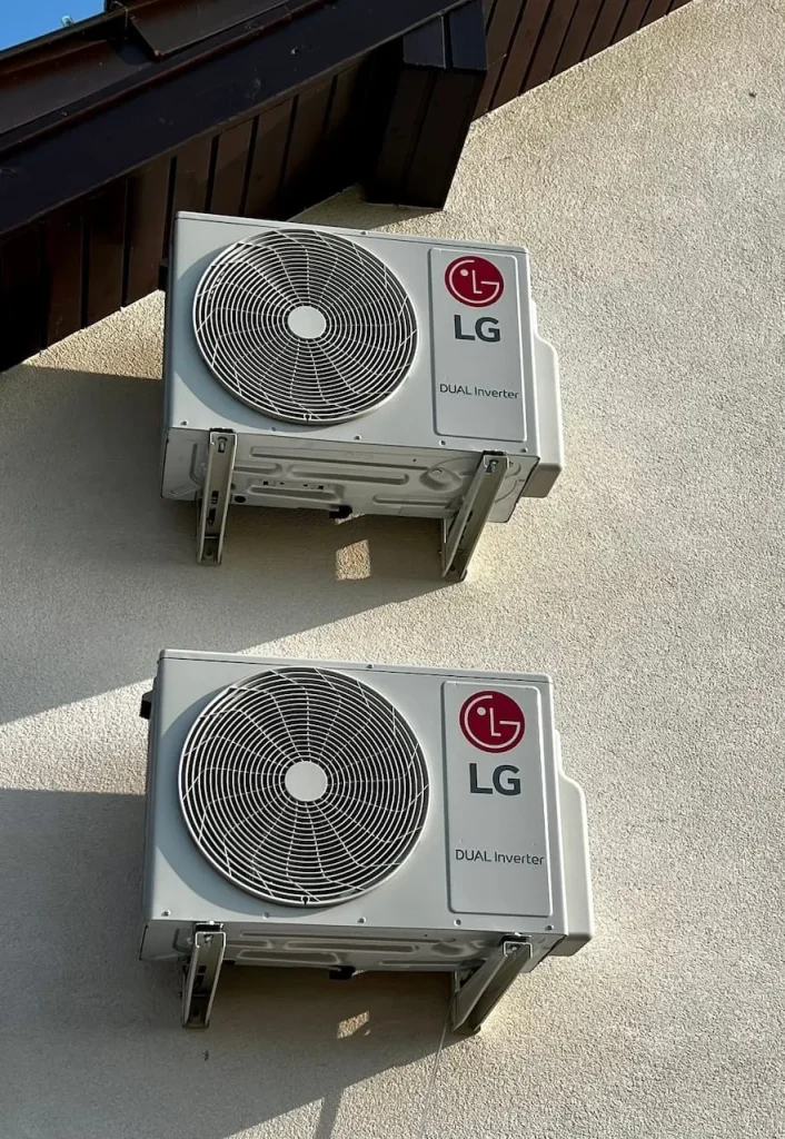 Dwie jednostki zewnętrzne klimatyzacji LG zamontowane na ścianie budynku