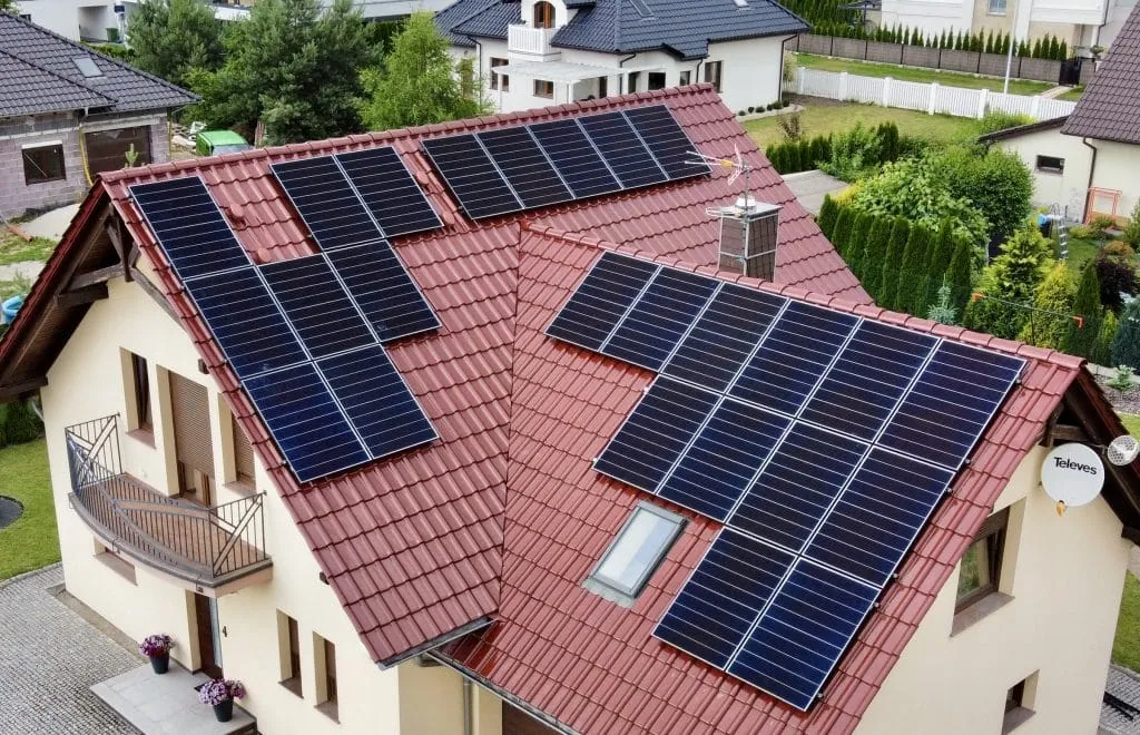 Fotowoltaika, Pompy Ciepła, Klimatyzacja, Magazyny Energii | JK Team 11 Instalacja fotowoltaiczna na dachu domu