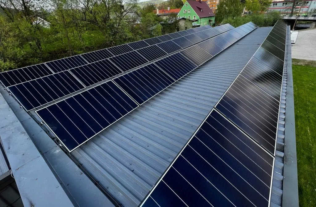 Fotowoltaika, Pompy Ciepła, Klimatyzacja, Magazyny Energii | JK Team 12 Instalacja fotowoltaiczna na dachu firmy